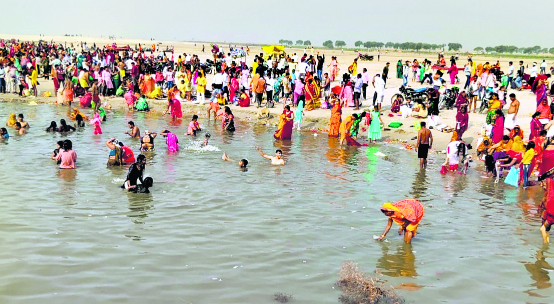 Ara News : सत्तू, गुड़ और गीतों संग मना पारंपरिक सतुआन पर्व