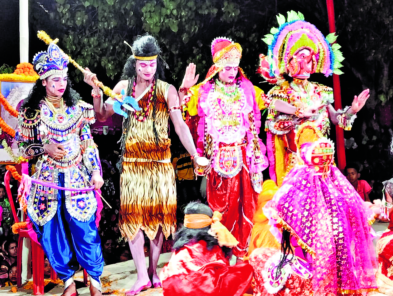 seraikela kharsawan news: आस्था और कला का संगम, छऊ नृत्य ने जीता दर्शकों का दिल