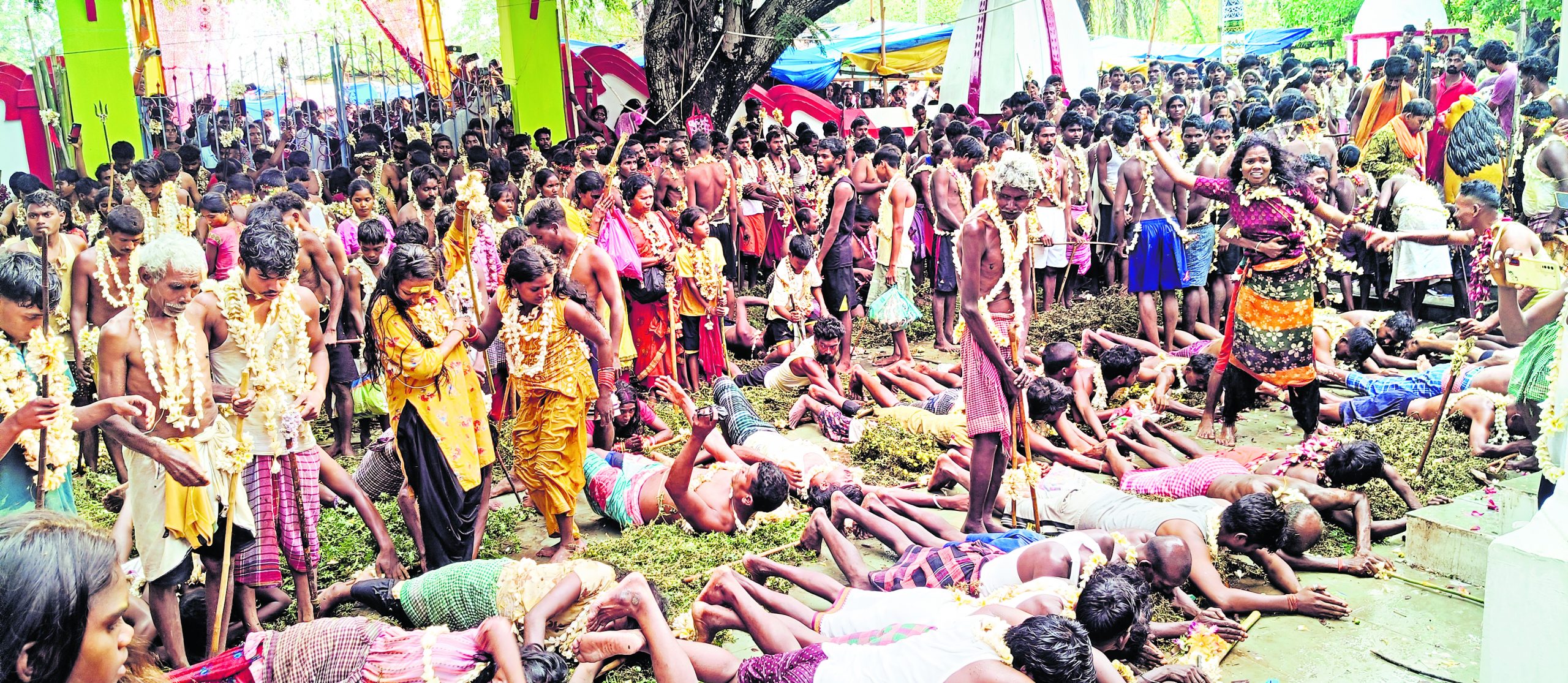 west singhbhum news: ”अंगारों पर चल, कांटों पर लेट” मां केरा से मांगी मन्नतें