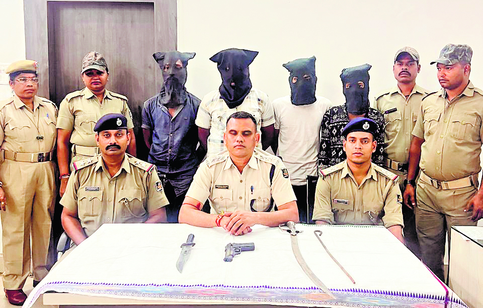 Rourkela News : डकैती की योजना बनाते चार गिरफ्तार, पिस्तौल व धारदार हथियार बरामद
