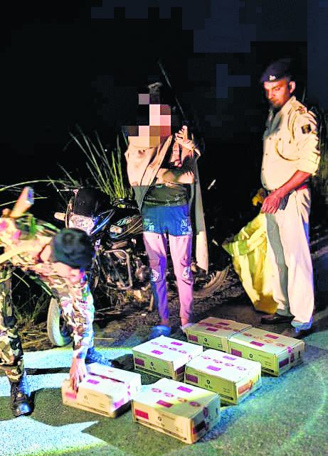 विशेश्वर डेरा से 270 पीस शराब के साथ तस्कर गिरफ्तार, बाइक जब्त