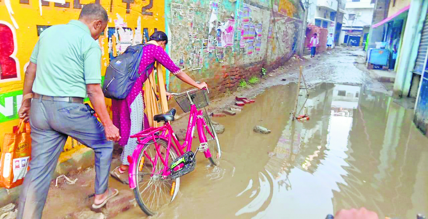 Saran News : गली-मुहल्लों में जलजमाव की स्थिति जस की तस, आवागमन में परेशानी
