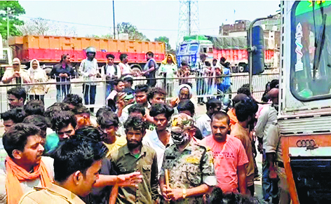 Gopalganj News : अरार में बेकाबू ट्रक ने दो बाइक सवारों को रौंदा, हालत गंभीर, एनएच-27 जाम