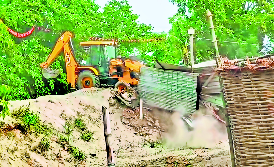 Saran News : परसौना पंचायत में 10 कट्ठा सरकारी भूमि को कराया गया मुक्त