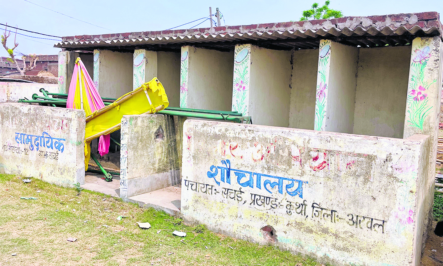 लाखों की लागत से बना सार्वजनिक शौचालय हो गया जर्जर