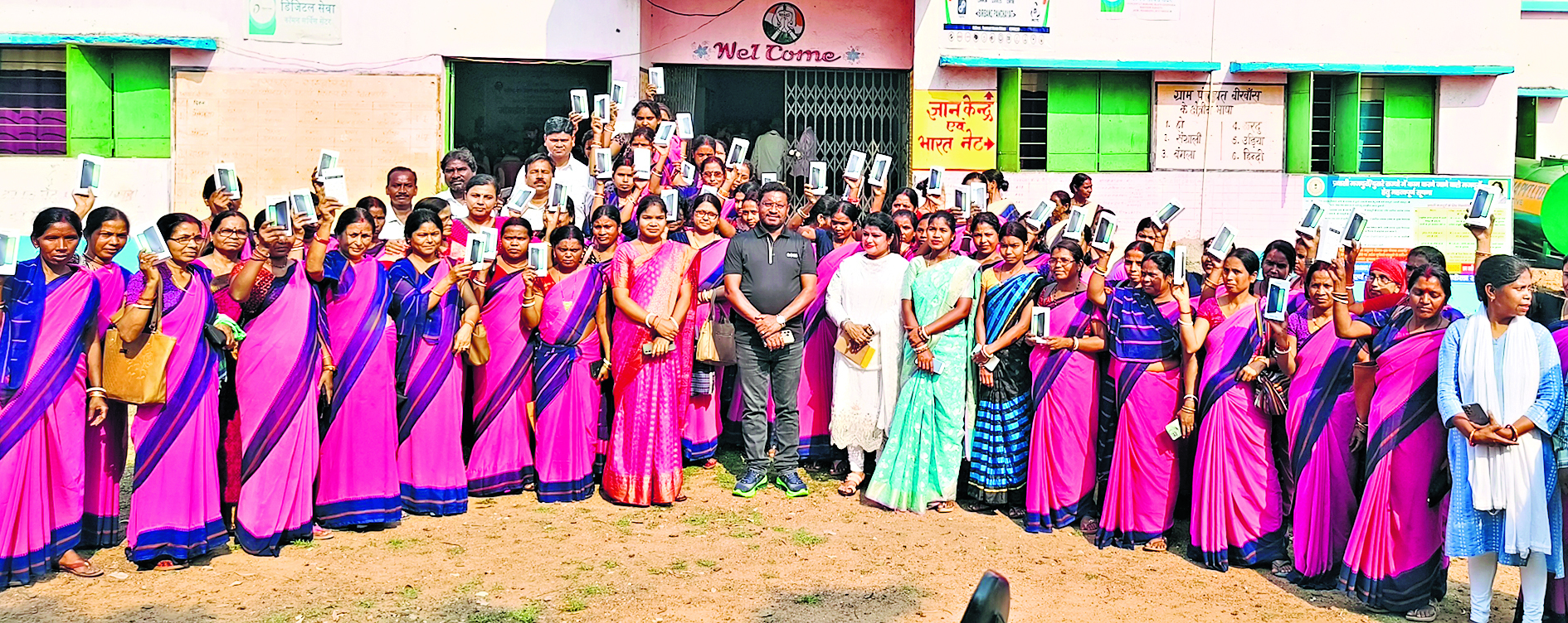 seraikela kharsawan news: आंगनबाड़ी की 50 सेविकाओं को मिला स्मार्टफोन, खिले चेहरे