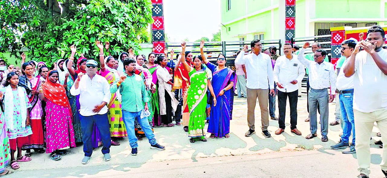 Rourkela News: विचाराधीन कैदी की मौत के बाद भड़के ग्रामीणों ने किया प्रदर्शन, बोले-ठेकेदारों के इशारे पर काम कर रहा आबकारी विभाग