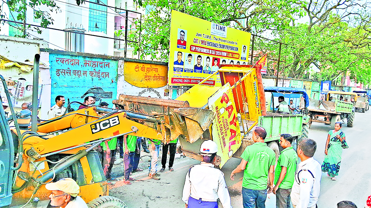 Ranchi News : मेन रोड व पुरूलिया रोड से हटाया गया अतिक्रमण
