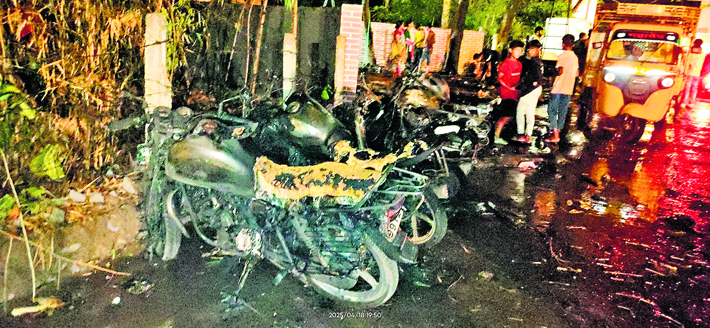 Rourkela News: पूर्व केंद्रीय मंत्री के निजी आवास के प्रवेश द्वार के पास लगी आग, आधा दर्जन बाइक खाक
