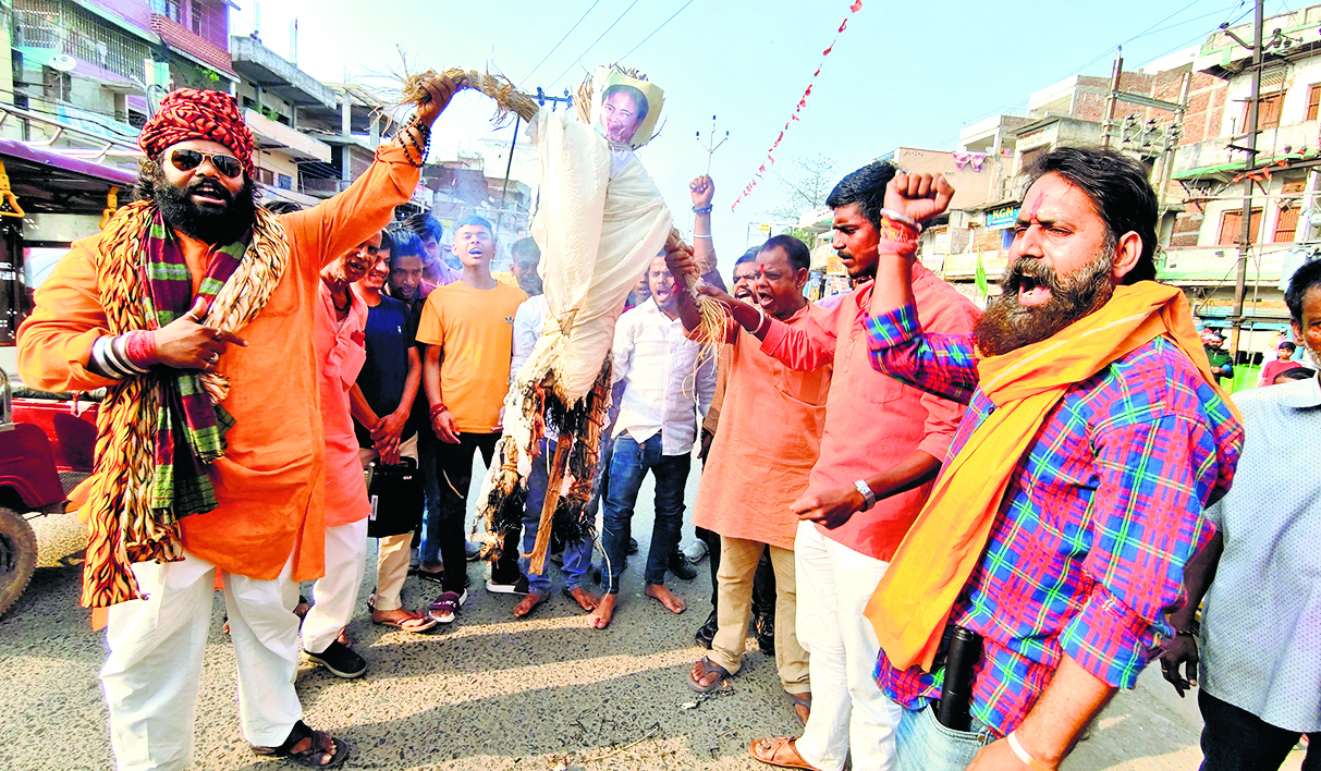 बंगाल में हिंदुओ पर हो रहे अत्याचार के विरोध में सड़क पर उतरा बजरंग दल