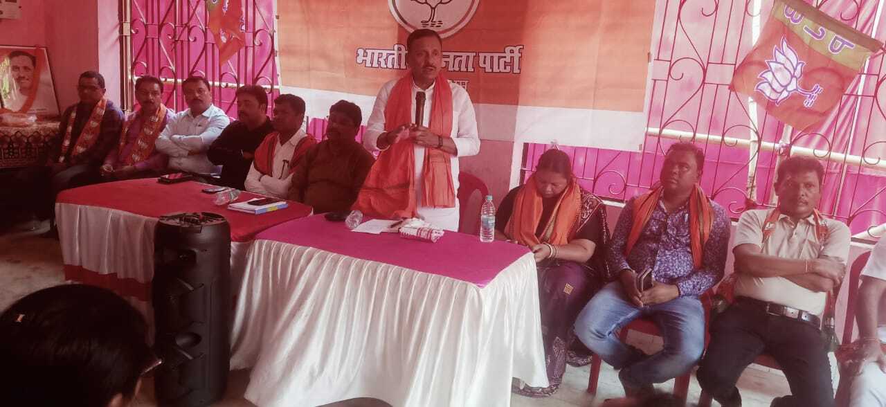 East Singhbhum News : मंत्री हफीजुल ने संविधान और आंबेडकर का अपमान किया : डॉ गोस्वामी