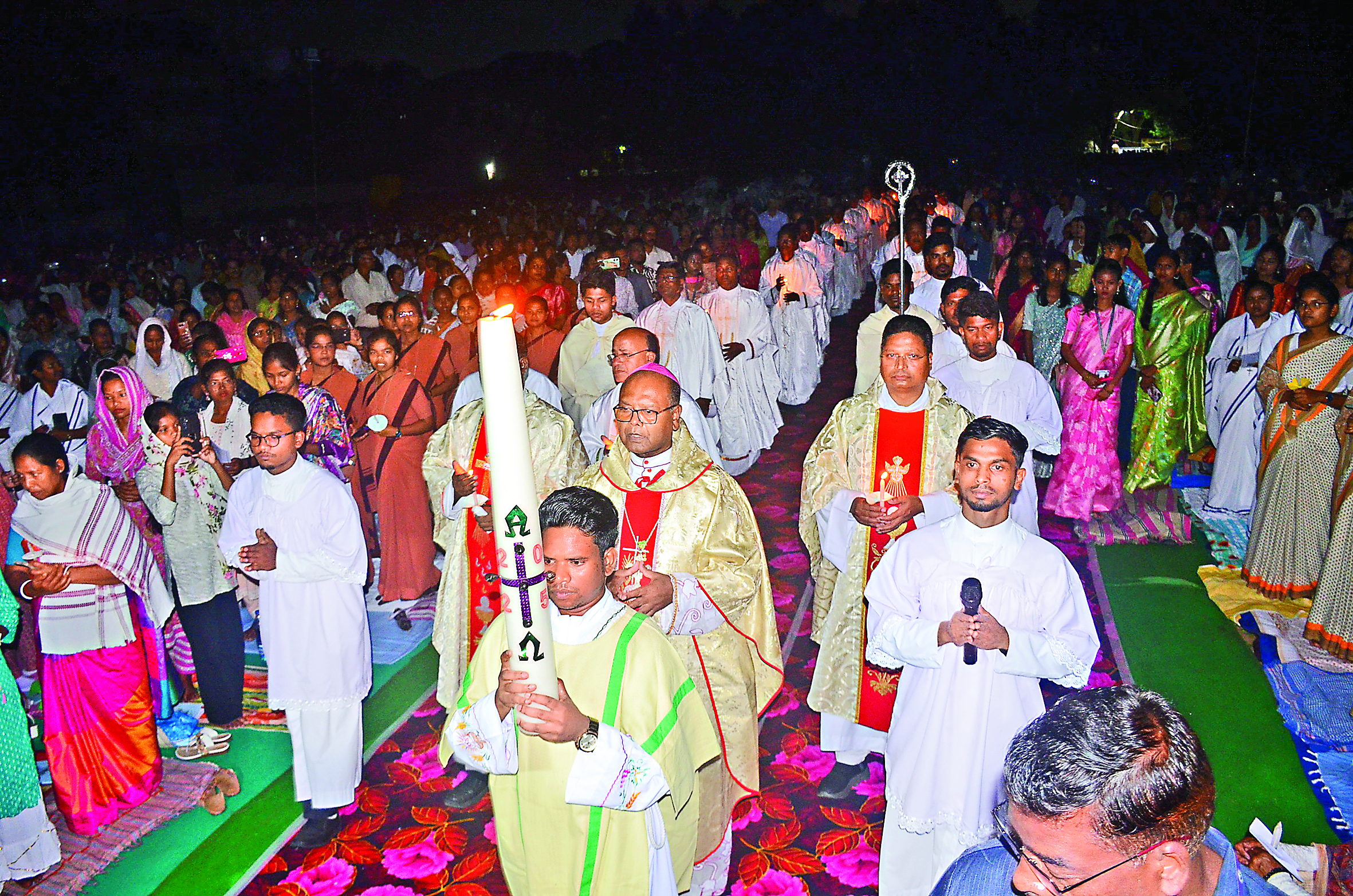 Ranchi News : मोमबत्तियों से बिखरी ख्रीस्त की रोशनी