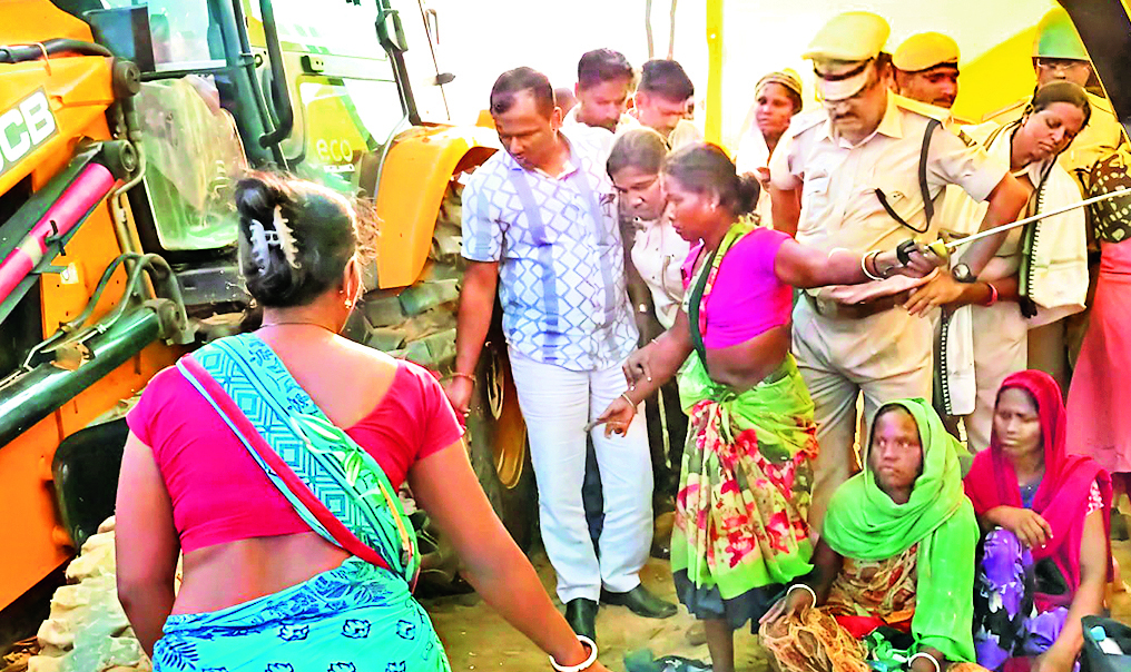 Rourkela News: जेसीबी की चपेट में आकर युवक की मौत, ग्रामीणों और पुलिस के बीच हिंसक झड़प, एक दर्जन घायल
