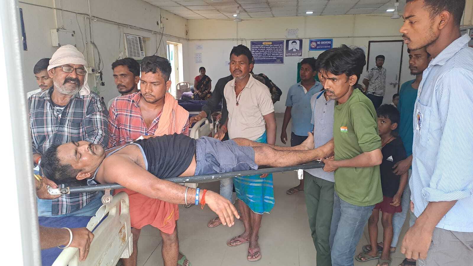 भूमि विवाद में मारपीट व गोलीबारी, झगड़ा देख रहे युवक को लगी गोली, रेफर