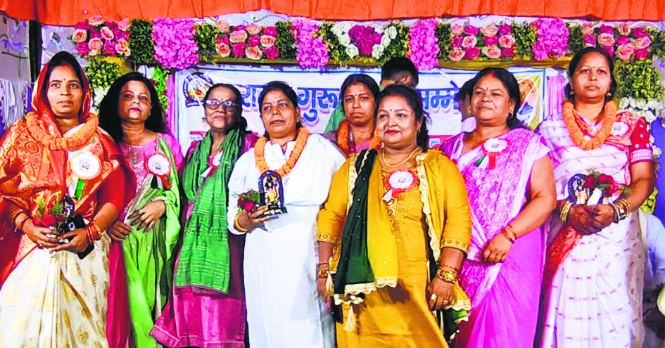 Saran News : गुरु और शिष्य आपस में मिलकर हुए भावविभोर