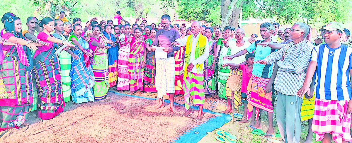 seraikela kharsawan news: परंपरा व विरासत बचाने को आदिवासी समाज ने ली शपथ
