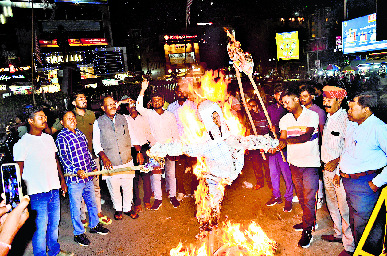 Ranchi News : महासभा ने स्वास्थ्य मंत्री का पुतला फूंका