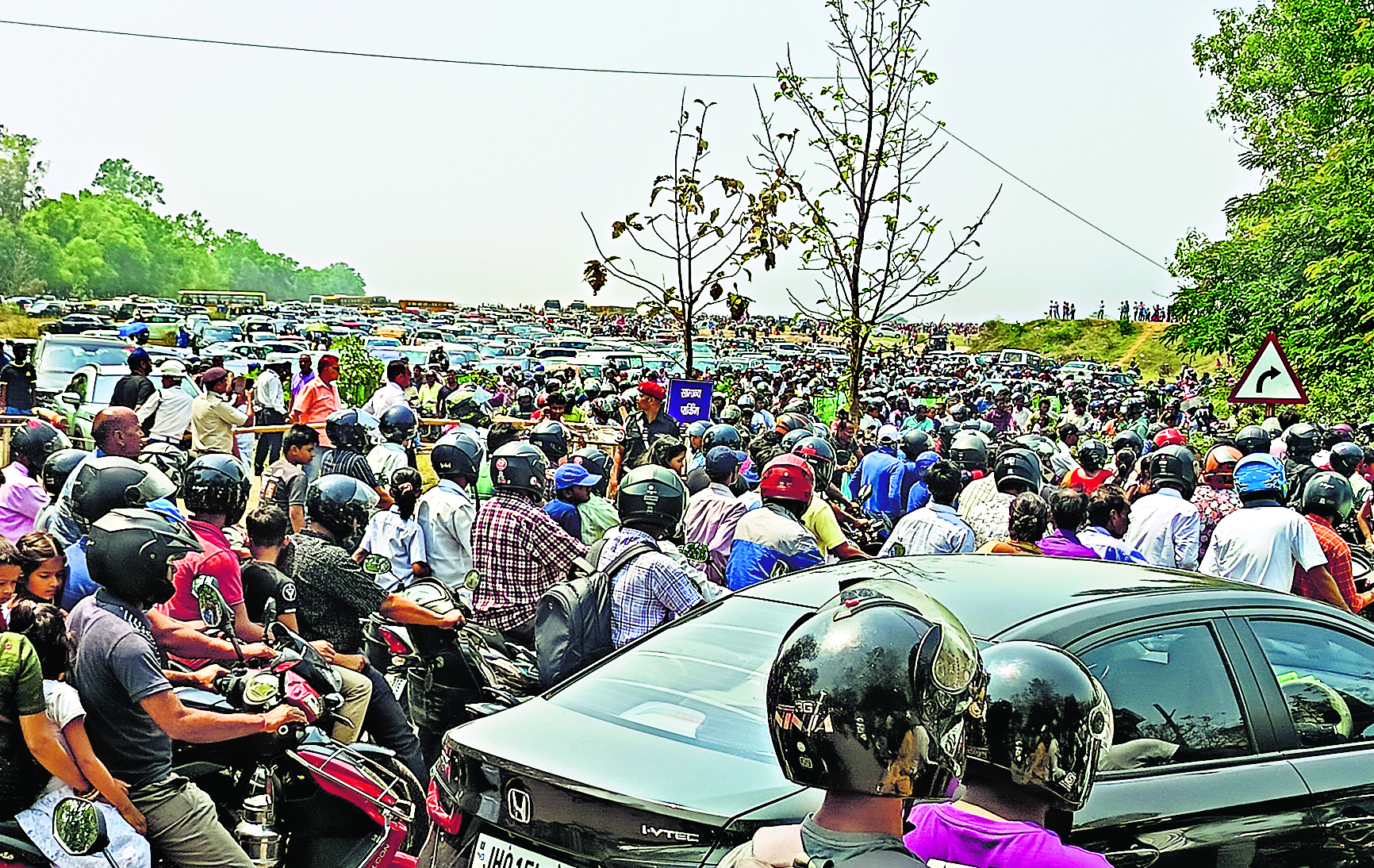 Ranchi News : एयर शो खत्म होने के बाद वाहनों का रेला सड़कों पर, लंबा जाम