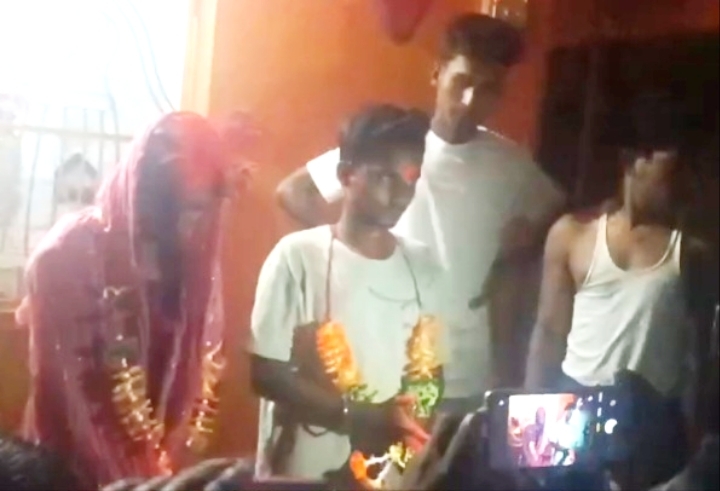 प्रेमी युगल की ग्रामीणों ने करायी शादी