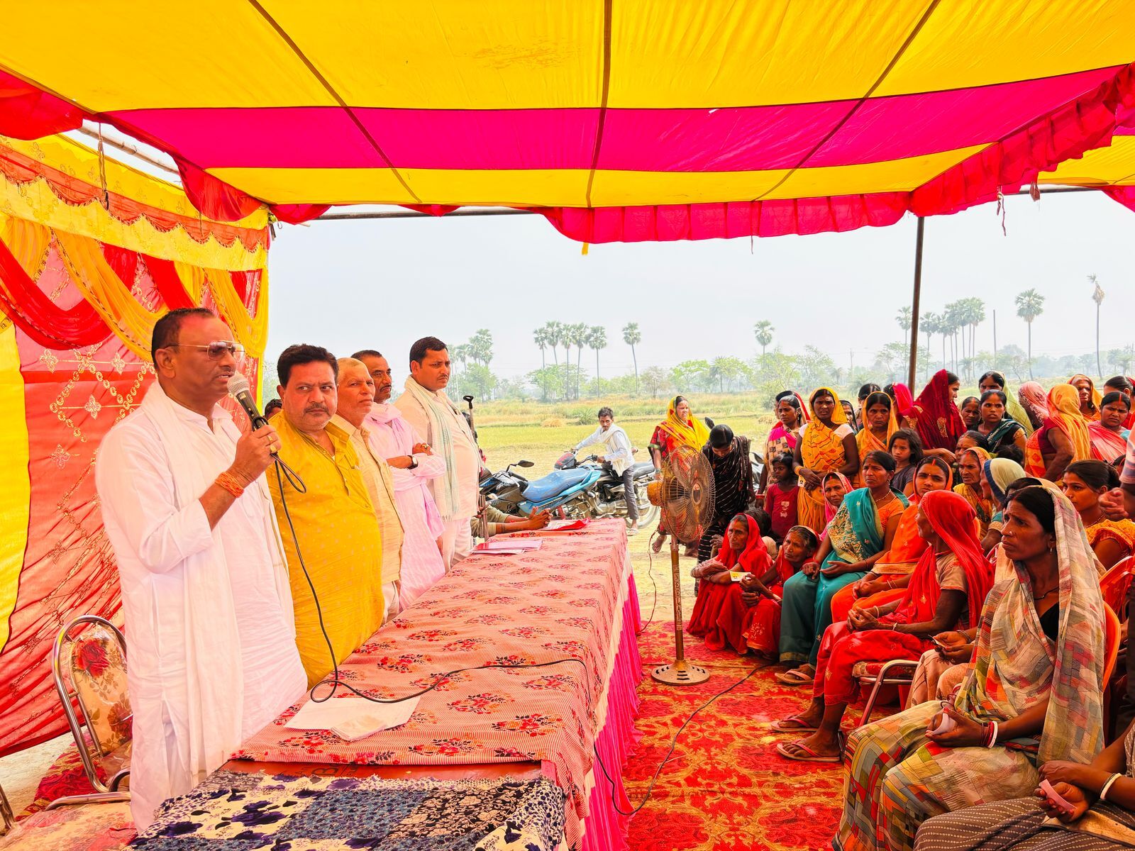 सीताराम यादव ने किया 1300 अंगवस्त्रों का वितरण