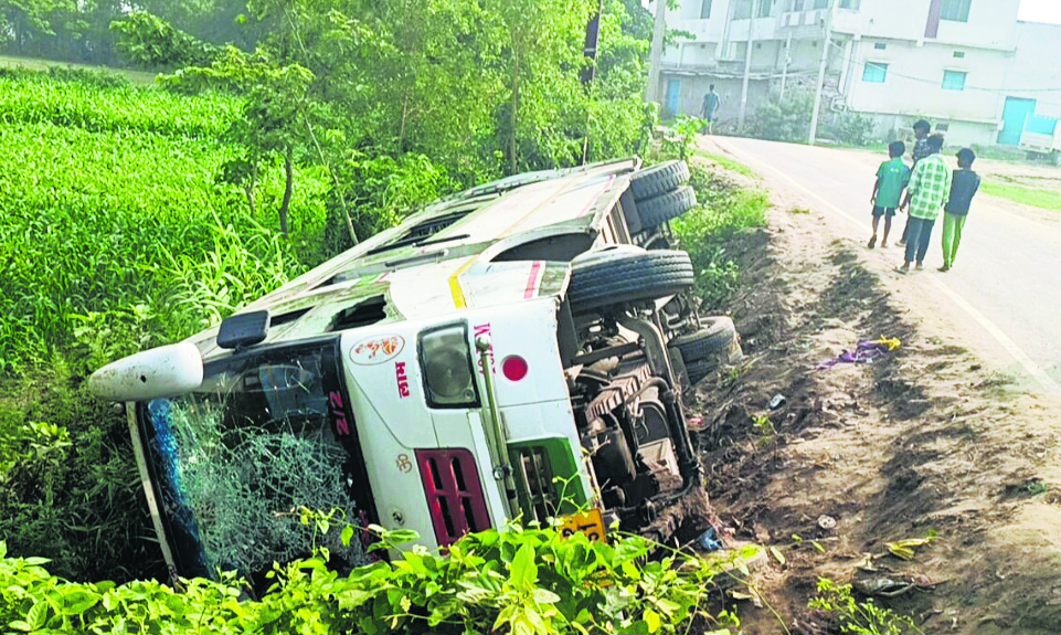 बरात जा रही बस गड्ढे में पलटी, लगभग 40 बराती हुए घायल