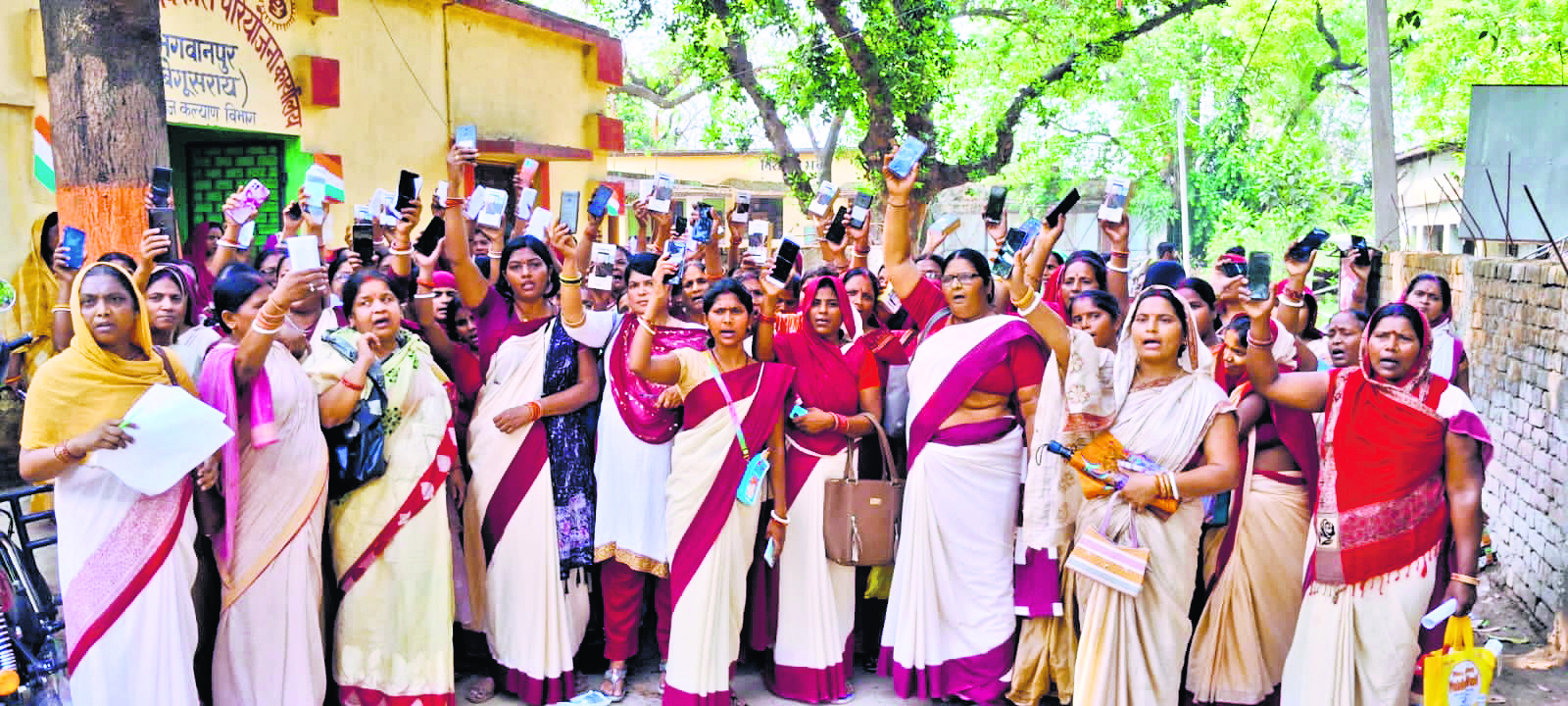 सेविकाओं ने विकास परियोजना कार्यालय के समक्ष किया प्रदर्शन