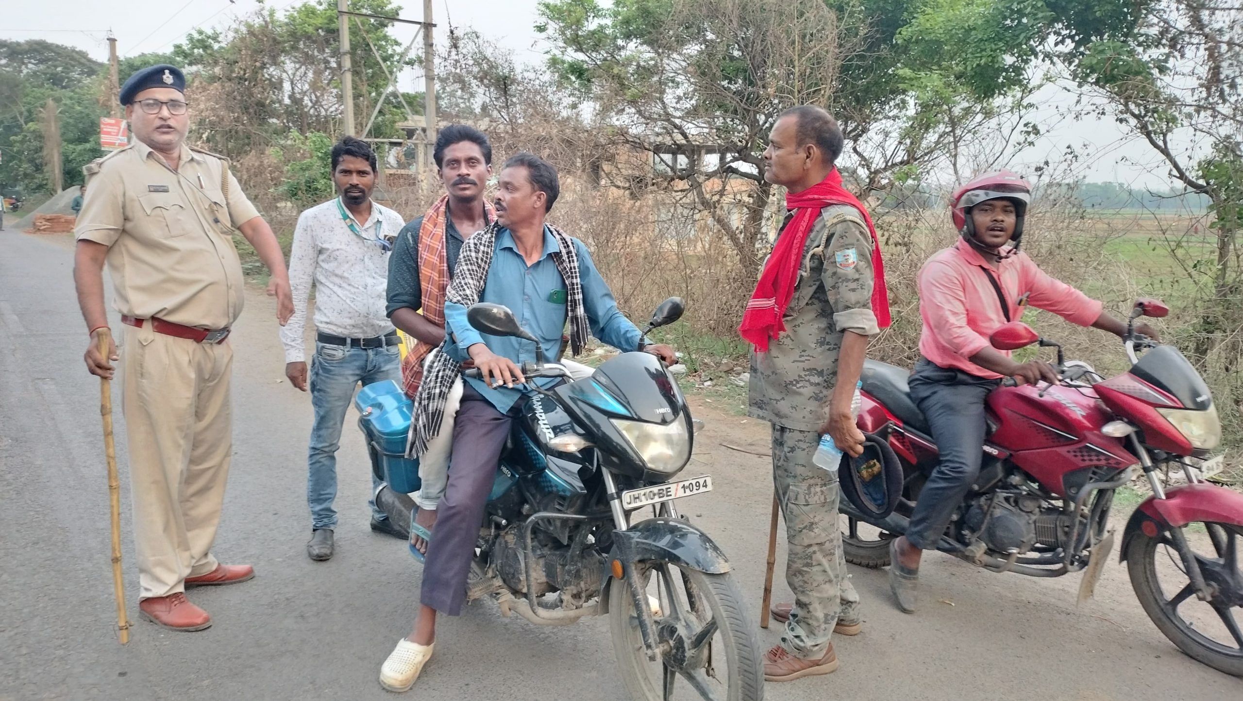 सड़क सुरक्षा टीम ने वाहन चालकों से वसूला जुर्माना