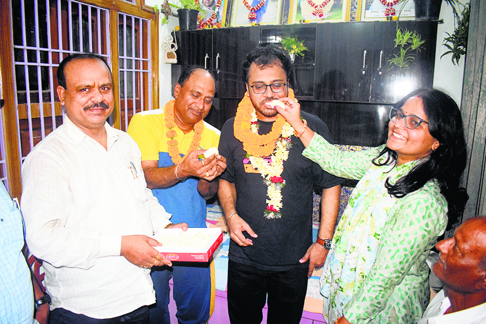 Hajipur News : माता-पिता की मैरिज एनिवर्सरी के दिन बेटे ने आइएएस बनने का दिया गिफ्ट