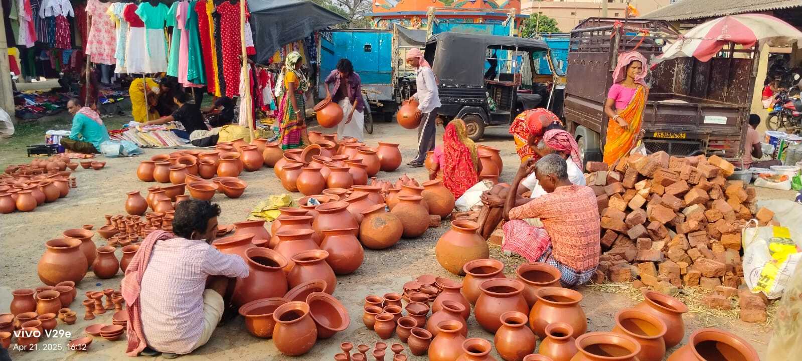 East Singbhum news : गर्मी बढ़ते ही बाजारों में मिट्टी के बर्तनों की बढ़ी मांग