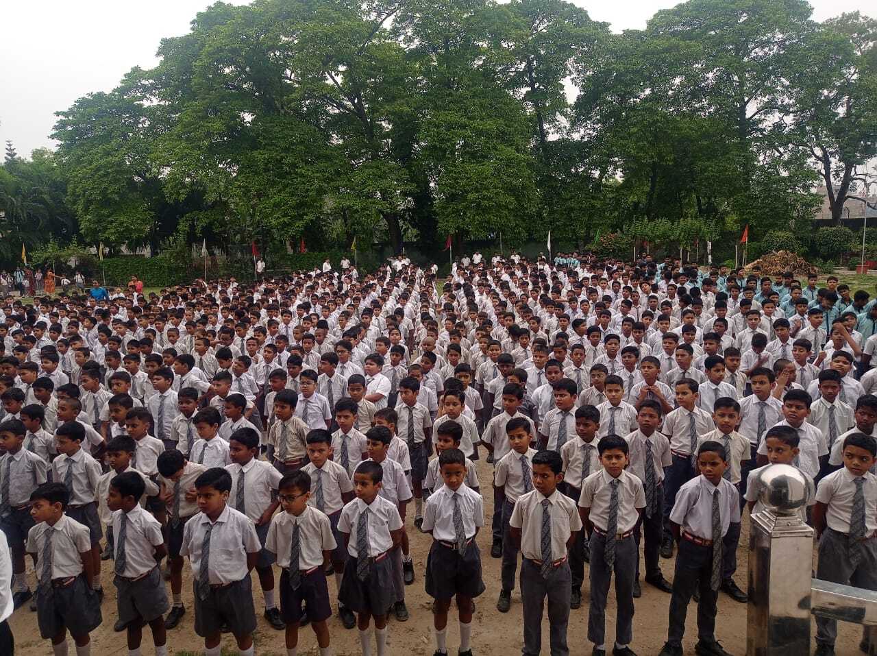 Bhagalpur news पृथ्वी दिवस पर सावित्री पब्लिक स्कूल में पौधरोपण