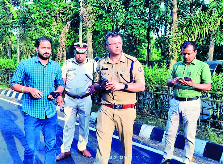 Rourkela News : एतो एक्का अमर रहे के नारे के साथ पोस्टमार्टम के बाद शव लेकर गांव लौटे ग्रामीण