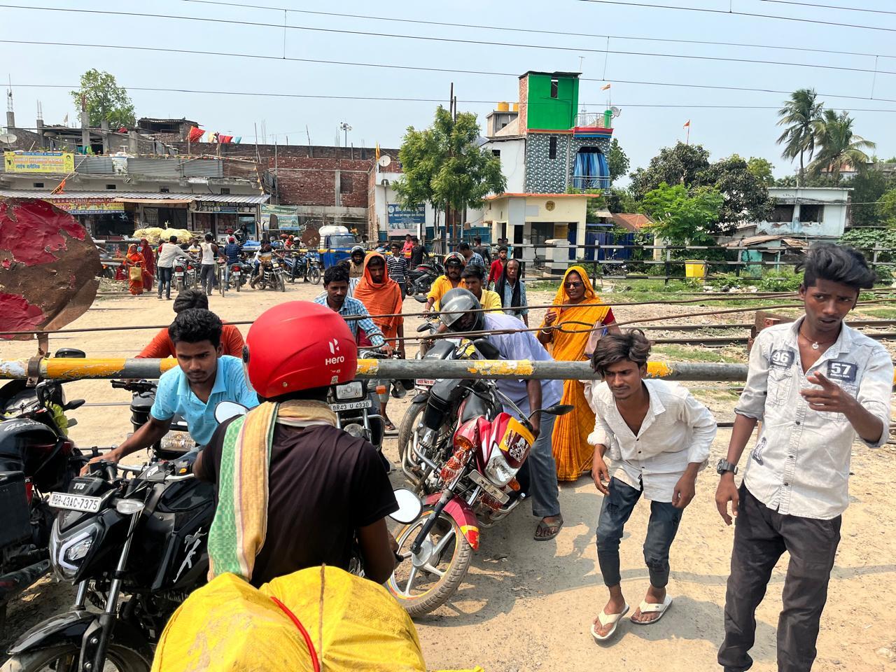 जान जोखिम डालकर फाटक पार करते हैं लोग, रेलवे का नहीं है कोई ध्यान