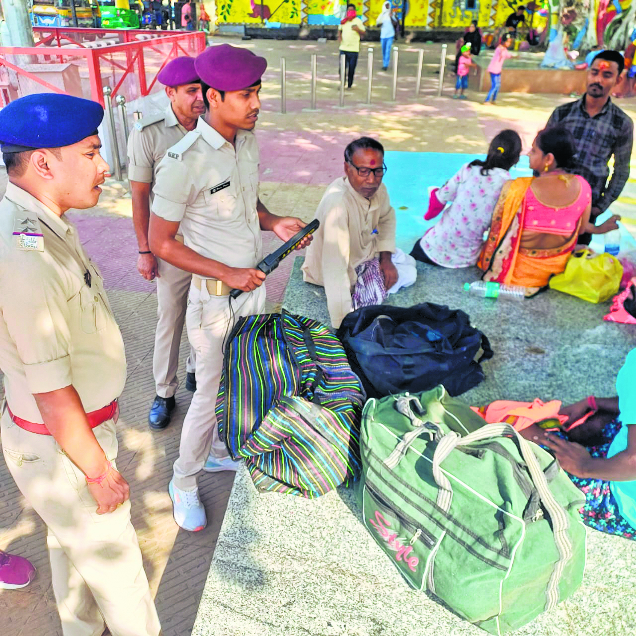 Gopalganj News : पहलगाम आतंकी हमले के बाद थावे सिंहासनी मंदिर और जंक्शन पर सुरक्षा व्यवस्था कड़ी
