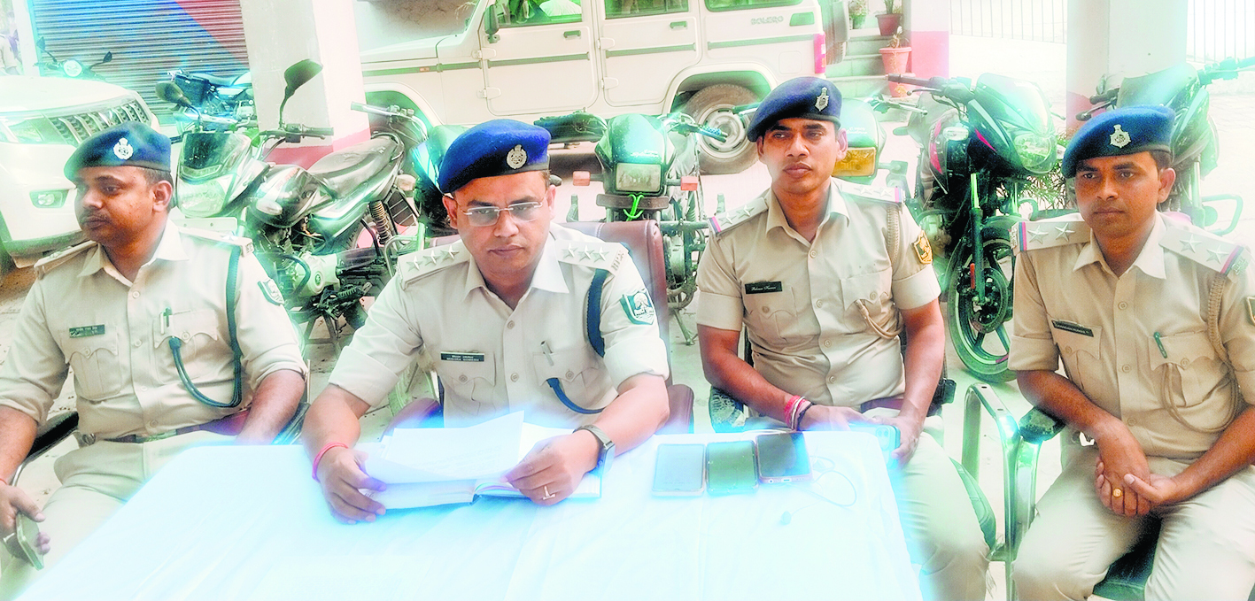 Gopalganj News : मांझा में चोरी की छह बाइकें बरामद, दो बदमाश गिरफ्तार, मास्टरमाइंड की तलाश में जुटी पुलिस