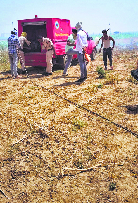 गेहूं के खलिहान में आग लगने से लगभग पांच सौ बोझा गेहूं जल कर नष्ट