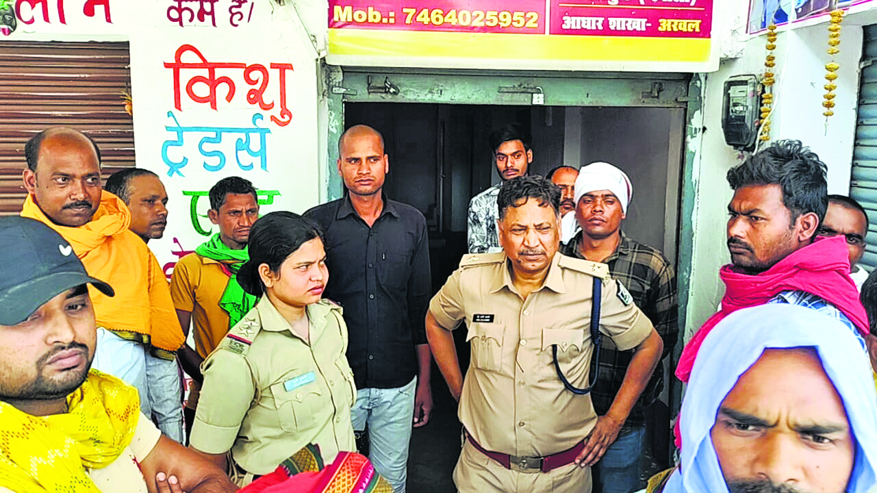 Jehanabad : सीएसपी बैंक से लूट कर भाग रहे लुटेरों को ग्रामीणों ने पकड़ कर पुलिस को सौंपा