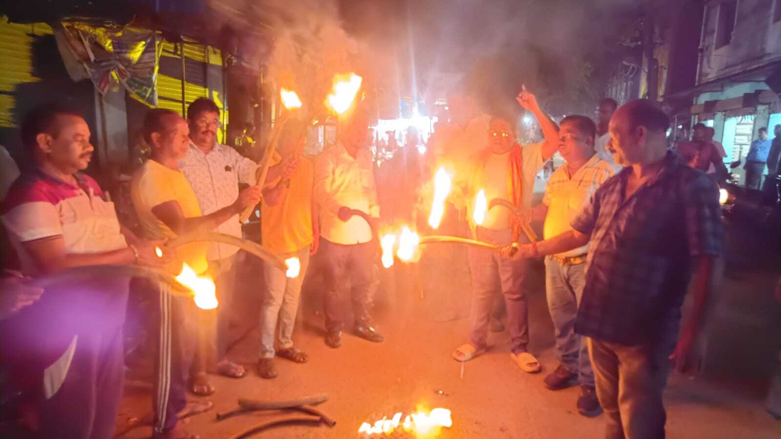 East Singhbhum News : आतंकी हमले से घाटशिला में आक्रोश, सड़क पर उतरे लोग, मुंहतोड़ जवाब की मांग