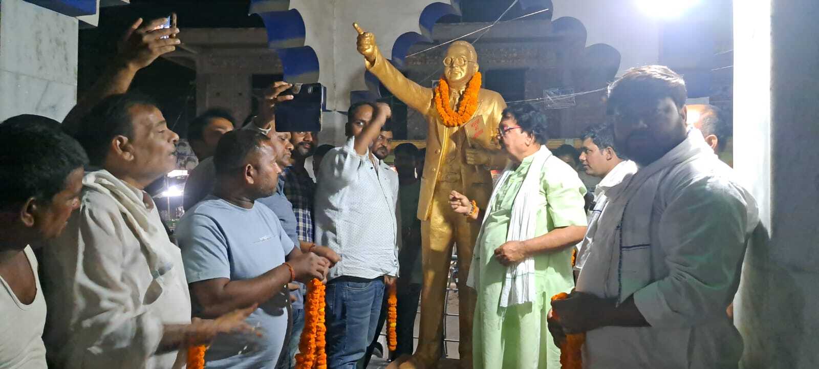 डॉ भीमराव आंबेडकर की प्रतिमा पर किया माल्यार्पण