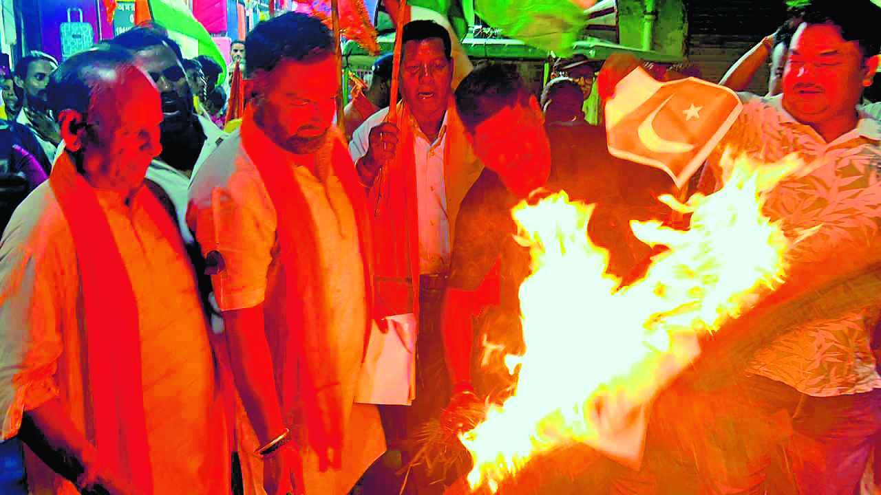 पहलगाम कांड के खिलाफ रानीगंज में भाजपा का आक्रोश, किया प्रदर्शन