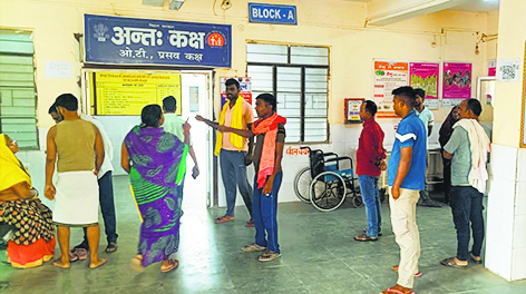 नवजात की मौत के बाद परिजनों ने अस्पताल में काटा बवाल