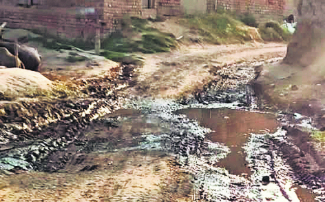 मुख्य रास्ते पर उभरे गड्ढे में जमा रहता है गंदा पानी, आवागमन करने में ग्रामीणों को हो रही परेशानी