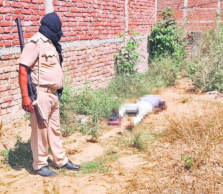 बक्सर सैनिक कॉलोनी के सुनसान एरिया से अज्ञात युवक का शव बरामद, पहचान में जुटी पुलिस