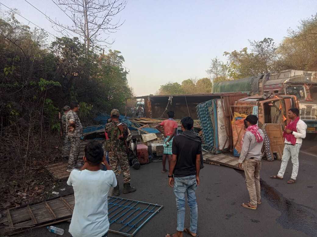 तेज रफ्तार पिकअप वाहन पलटा, चालक घायल