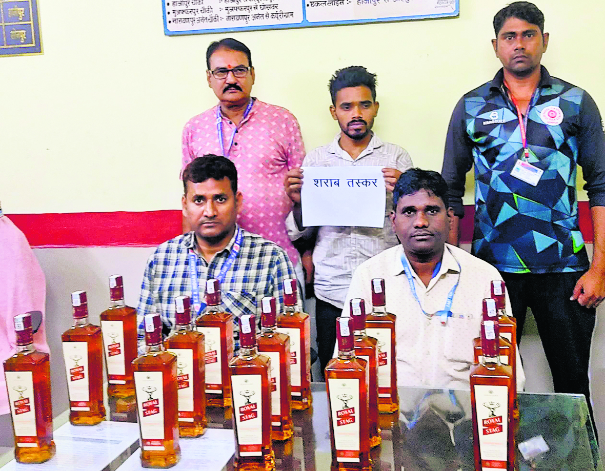 Chapra News : पुलिस ने शराब के साथ धंधेबाज को पकड़ा