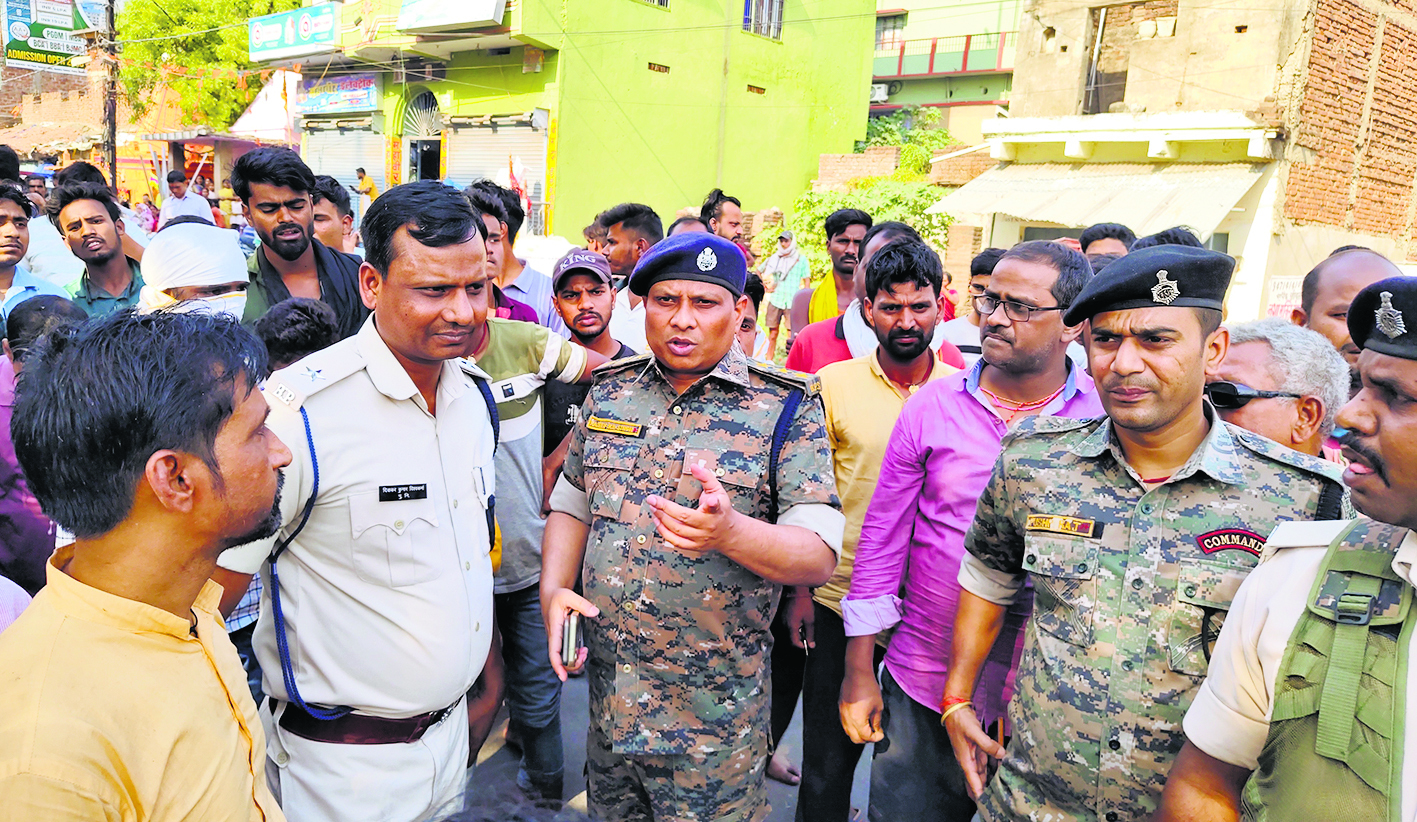 सिलिंडर फटने से लगी आग, 14 दुकानें जलकर खाक