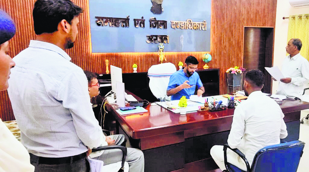 डीएम के जनता दरबार में पहुंचे 21 फरियादी
