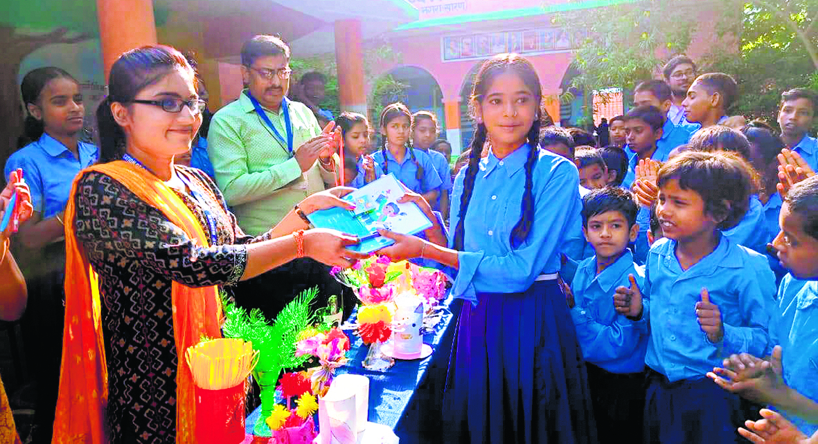 Saran News : कबाड़ से जुगाड़ प्रतियोगिता में बच्चों ने बनायी अनोखी कलाकृतियां