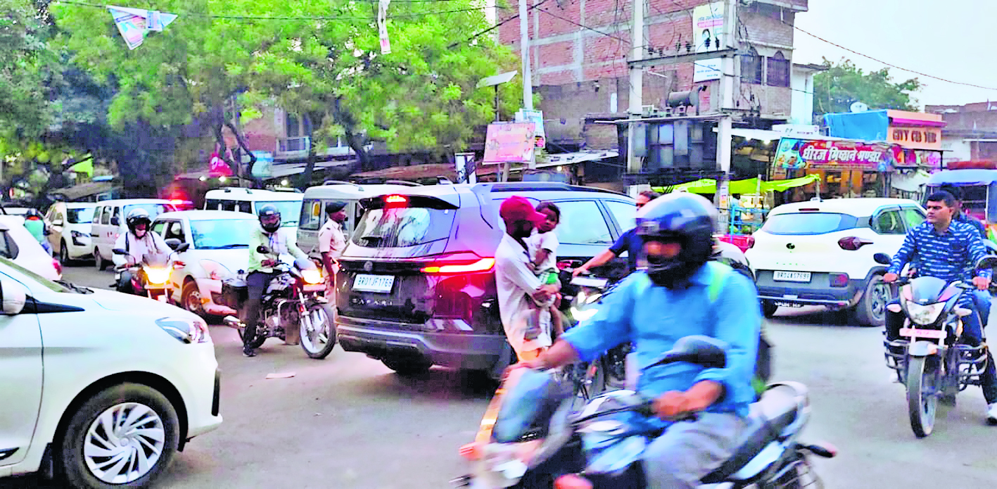 Saran News : नगरा बाजार चौक पर जाम से लोग परेशान, ट्रैफिक व्यवस्था में सुधार की उठी मांग