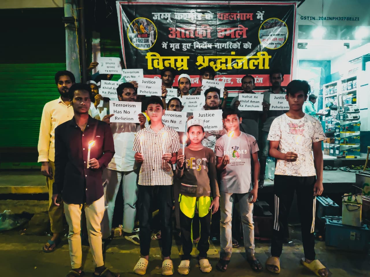 युवाओं ने पहलगाम आतंकी हमले के विरोध में निकाला कैंडल मार्च