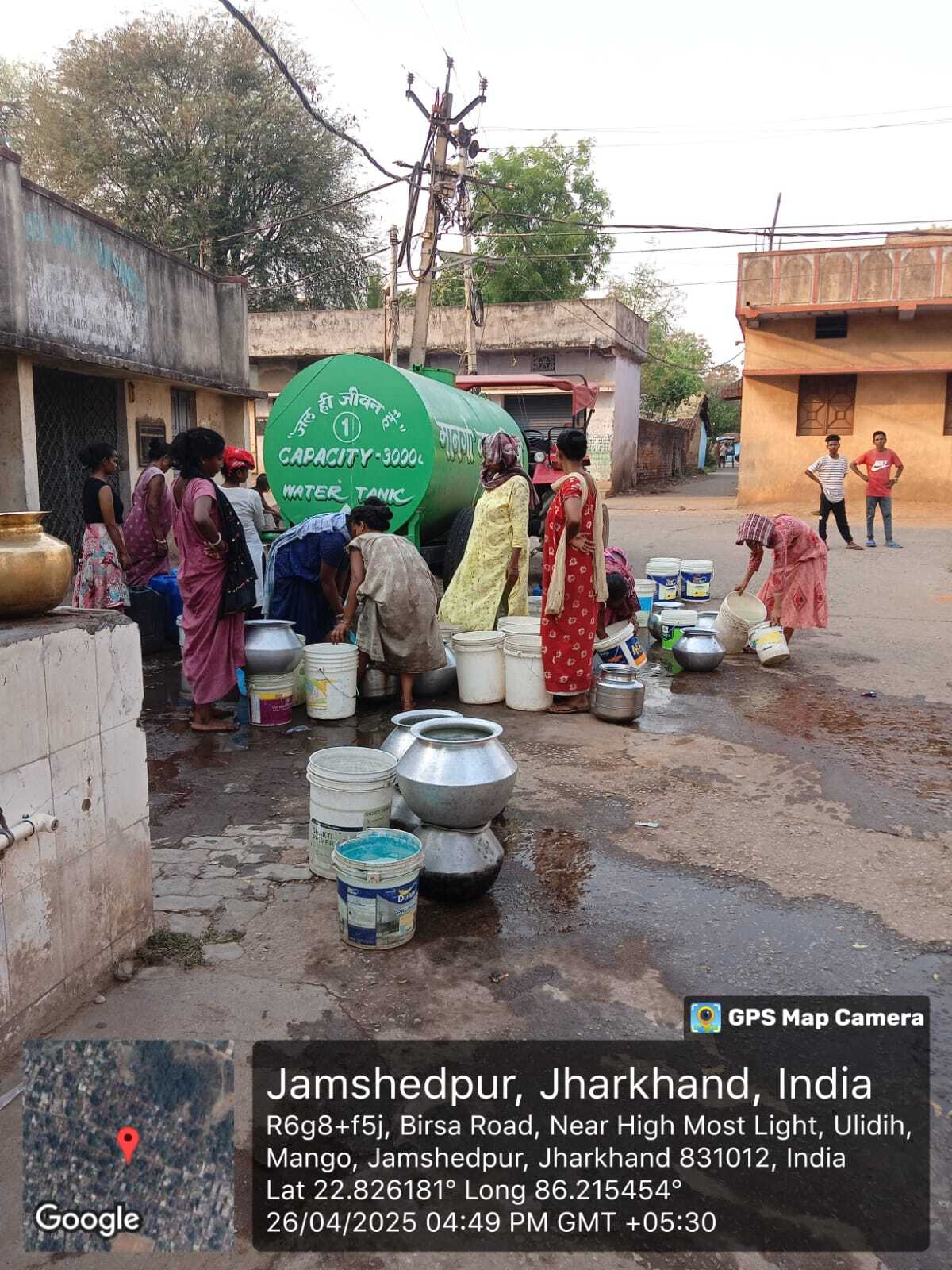 मानगो में पानी के लिए मचा हाहाकार, 20 जगहों पर टैंकर से सप्लाई